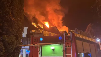Zjarri përfshin një godinë dy katëshe në Budapest, tre të vdekur dhe dhjetëra të plagosur