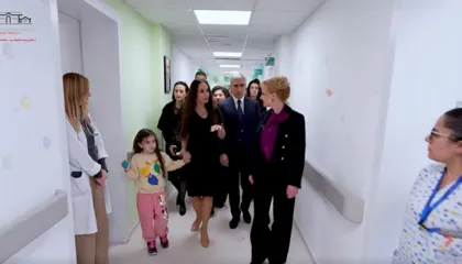 Zv/presidentja e Fondacionit ”Heydar Aliyev” vizitë në Pediatri, donacion me pajisje mjekësore për QSUNT