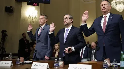 Zyrtarët e imigracionit mbrojnë agjentët pas vdekjes së dy amerikanëve