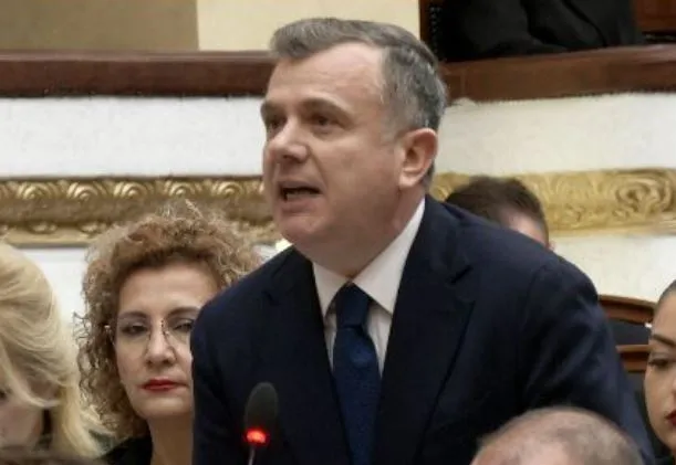 “0900 kam për ty”/ Ofendoi Vokshin në Parlament, Sekretariati i Etikës rrëzon kërkesën e PD, nuk përjashton Ballën