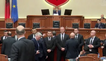 “0900, këtë numër kam për ty”/ Tensione në seancën parlamentare, deklarata e Ballës nervozon demokratët. Ata i afrohen në foltore, ndërhyn Garda