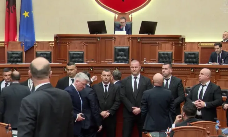 “0900, këtë numër kam për ty”/ Tensione në seancën parlamentare, deklarata e Ballës nervozon demokratët. Ata i afrohen në foltore, ndërhyn Garda