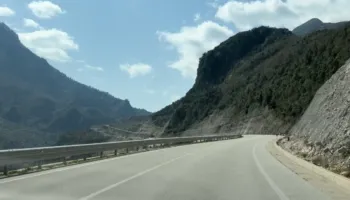 140 milionë euro për rrugën Kardhiq–Delvinë, tuneli i Skerficës shfaq defekte, uji depërton brenda