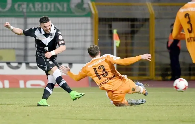 17 klube në 17 vjet, karriera e Armando Sadikut në 3 kontinente e pazakontë