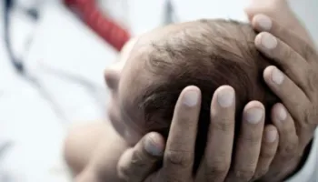 2 muajshe dhe peshon 1 kilogram/ Në gjendje kritike për jetën, niset nga Korça drejt Tiranës foshnja