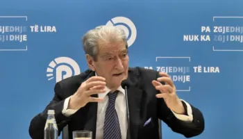 ’22 mars 1992, dita kur lindi demokracia’/ Berisha thirrje mbështetësve: Të gjithë para Kryeministrisë kundër Edi Ramës