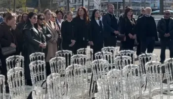 29 vite nga tragjedia e Otrantos! 81 karrige për 81 viktima, vendosen buzë detit