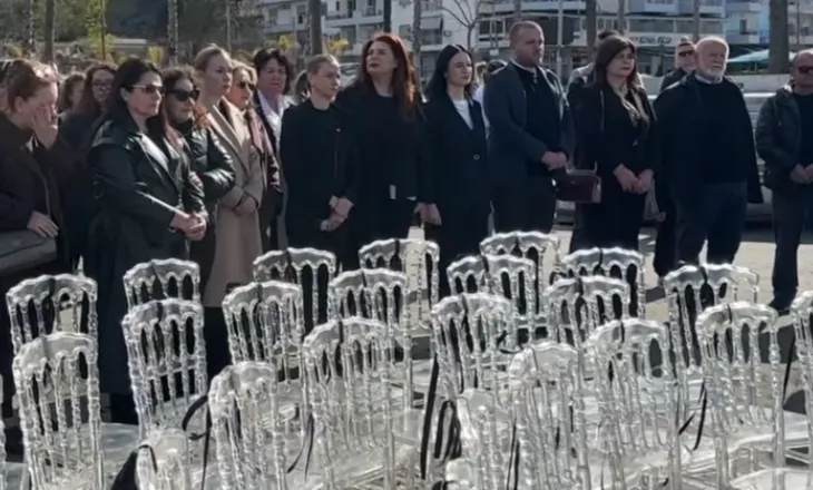 29 vite nga tragjedia e Otrantos! 81 karrige për 81 viktima, vendosen buzë detit