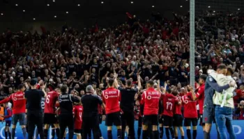 3 mijë “zemra” kuqezi në Varshavë/ ‘Avullojnë’ të gjithë biletat në dispozicion të Shqipërisë