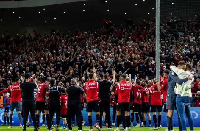 3 mijë “zemra” kuqezi në Varshavë/ ‘Avullojnë’ të gjithë biletat në dispozicion të Shqipërisë