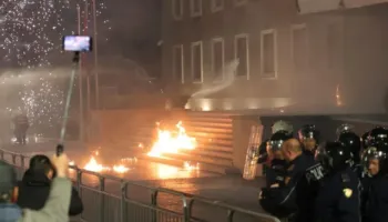 3 orë protestë me tensione, policia: 15 të arrestuar, 9 persona në hetim, mes tyre edhe deputeti demokrat Klevis Balliu