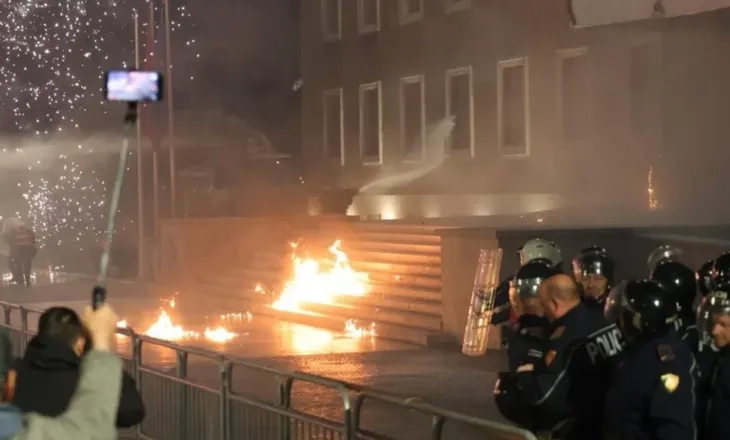 3 orë protestë me tensione, policia: 15 të arrestuar, 9 persona në hetim, mes tyre edhe deputeti demokrat Klevis Balliu