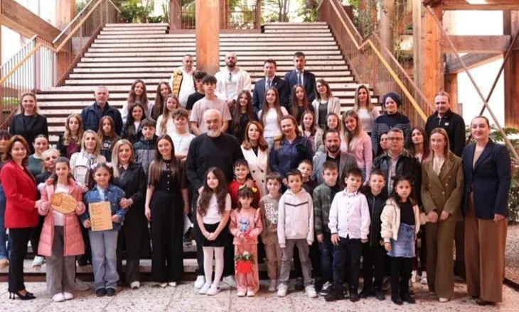 7 Marsi, Rama ndan fotot mes fëmijëve nga Manastiri: Na kujtojnë sa e fortë është lidhja përmes gjuhës