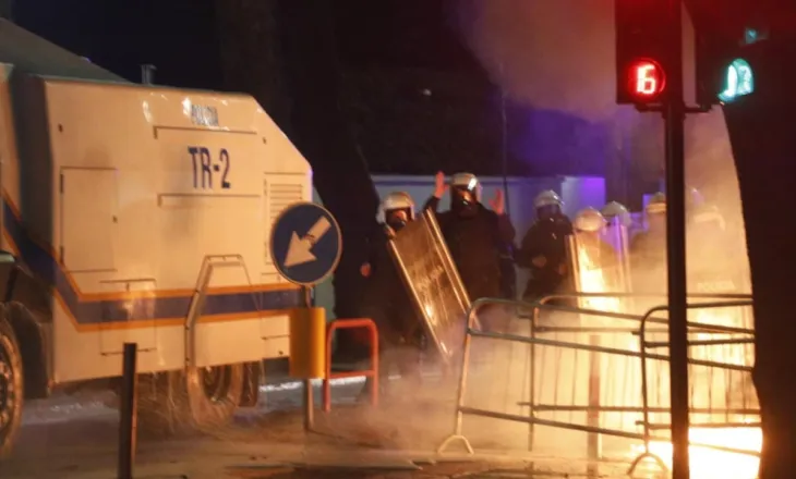 9 të arrestuar pas protestës me molotovë, Berisha niset drejt spitalit të Traumës