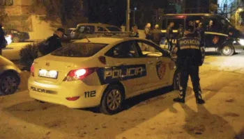 91-vjeçari godet me sende të forta në kokë dhëndrin e tij