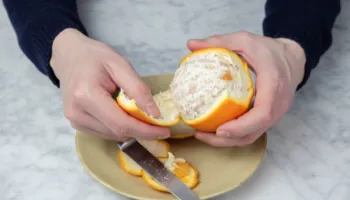 A duhet ta hani shtresën e bardhë të një portokalli?