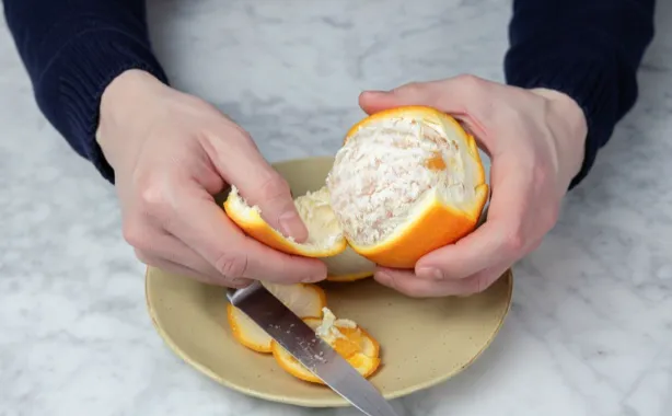 A duhet ta hani shtresën e bardhë të një portokalli?