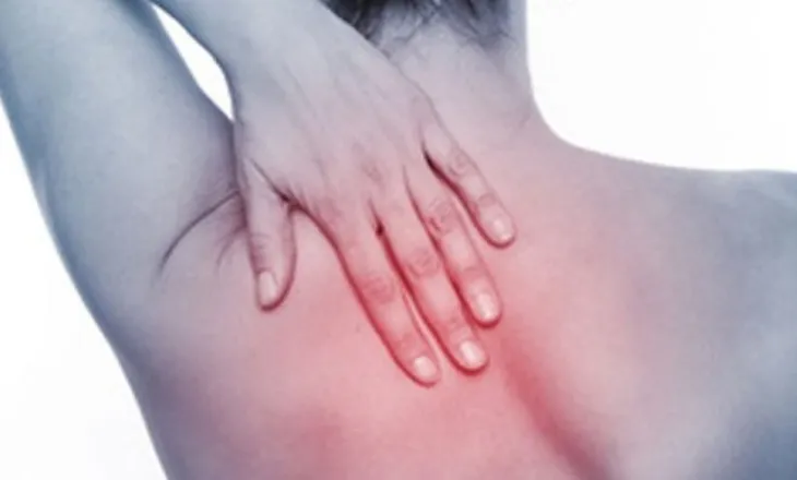 A duhet të qëndrosh regjim shtrati kur ke dhimbje shpine? Ja çfarë rekomandojnë specialistët