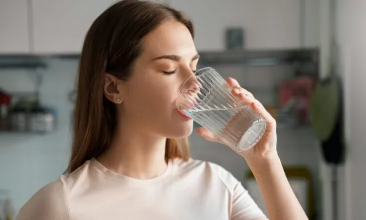 A e dinit se duhet të pini më pak se dy litra ujë në ditë? Një studim britanik tregon arsyet