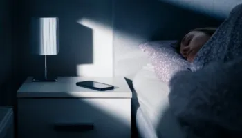 A e mbani celularin pranë kokës ndërsa flini? Ja cilat janë pasojat për të gjithë trupin tuaj