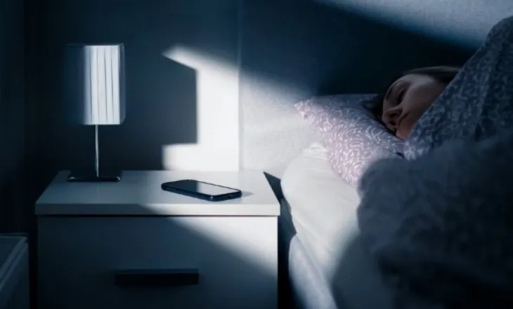 A e mbani celularin pranë kokës ndërsa flini? Ja cilat janë pasojat për të gjithë trupin tuaj