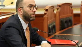 “A e njeh Paulin…?”/ Manja prezanton raportin, Bardhi i kthehet nga FB: Je në konflikt interesi me dosjen ‘Balluku’