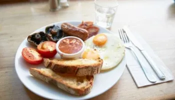 A është ngrënia e mëngjesit vonë e rrezikshme për shëndetin?