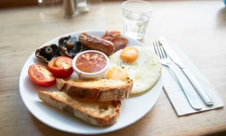 A është ngrënia e mëngjesit vonë e rrezikshme për shëndetin?