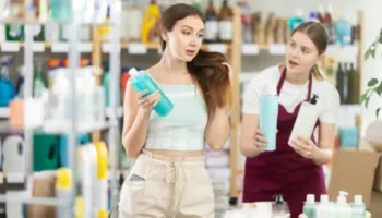 A ia vlejnë vërtet paratë për shampot e shtrenjta – çfarë thonë dermatologët