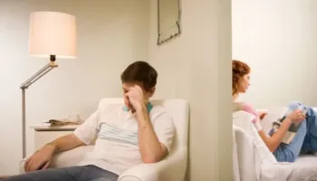 A ndiheni sikur nuk jepni mjaftueshëm në marrëdhënien tuaj? Ndoshta keni një “plagë të nënës”