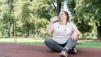 A ndikon pirja e ujit në humbjen e peshës – mjekët shprehin mendimin e tyre