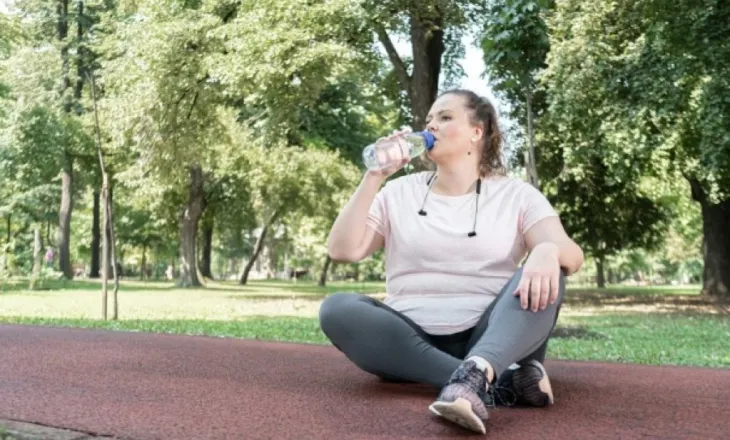 A ndikon pirja e ujit në humbjen e peshës – mjekët shprehin mendimin e tyre