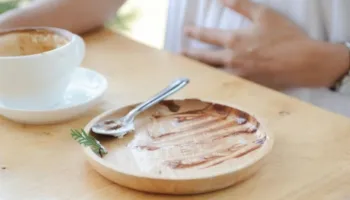 A vuani nga fryrja e barkut? Dietologët ju këshillojnë të ndaloni së ngrëni pesë lloje ushqimesh