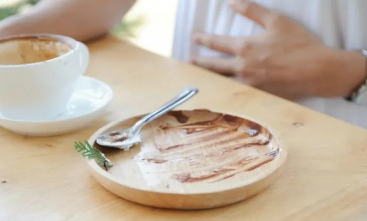 A vuani nga fryrja e barkut? Dietologët ju këshillojnë të ndaloni së ngrëni pesë lloje ushqimesh