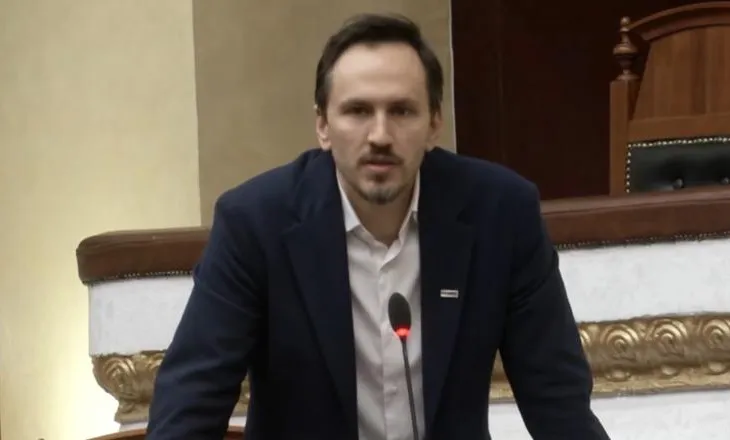 Abstenoi rezolutën për shpalljen e Iranit shtet terrorist, Muçi: Hipokrizi të dënosh Teheranin e të ulesh…