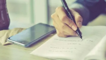 Adoleshentët kalojnë një të tretën e ditës së shkollës në smartfonë