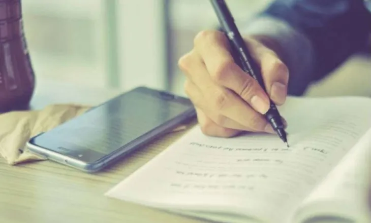 Adoleshentët kalojnë një të tretën e ditës së shkollës në smartfonë