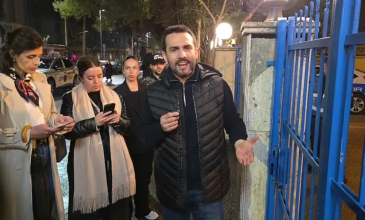 Adriatik Lapaj protestë në dyert e Komisariatit: Policia rrëmbeu një protestues