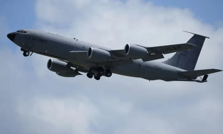 Aeroplani amerikan i furnizimit me karburant rrëzohet në Irak, Ngushtica e Hormuzit mbetet e mbyllur