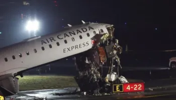 Aeroplani dhe kamioni përplasen në pistën e aeroportit të New Yorkut