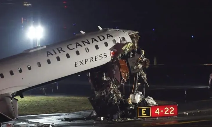 Aeroplani dhe kamioni përplasen në pistën e aeroportit të New Yorkut