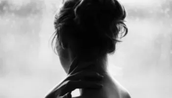 Ah, ata sy të paharruar… kë po e shikojnë tani?