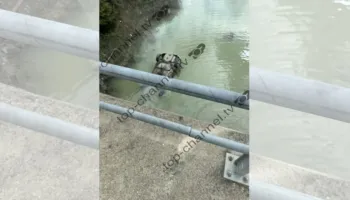 Aksident i frikshëm në Gramsh/ Makina bie nga ura dhe përfundon në liqen, shpëton për mrekulli drejtuesi i automjetit