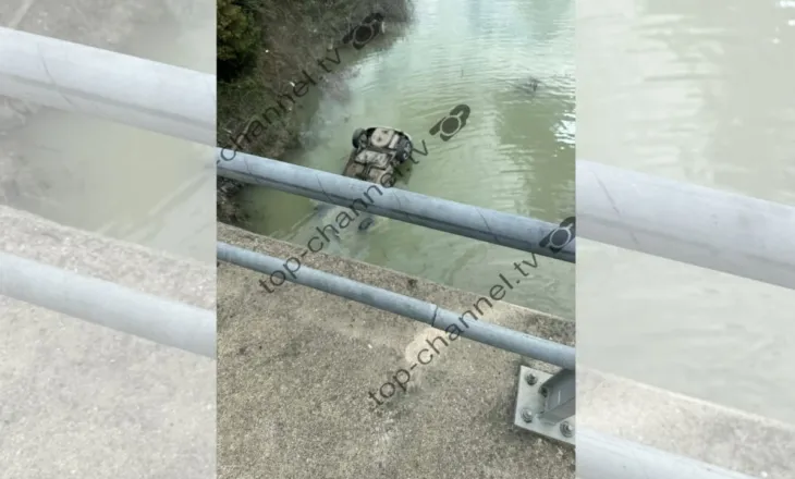 Aksident i frikshëm në Gramsh/ Makina bie nga ura dhe përfundon në liqen, shpëton për mrekulli drejtuesi i automjetit