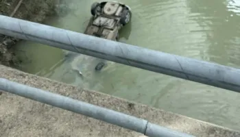 Aksident i frikshëm në Gramsh/ Makina bie nga ura dhe përfundon në liqen