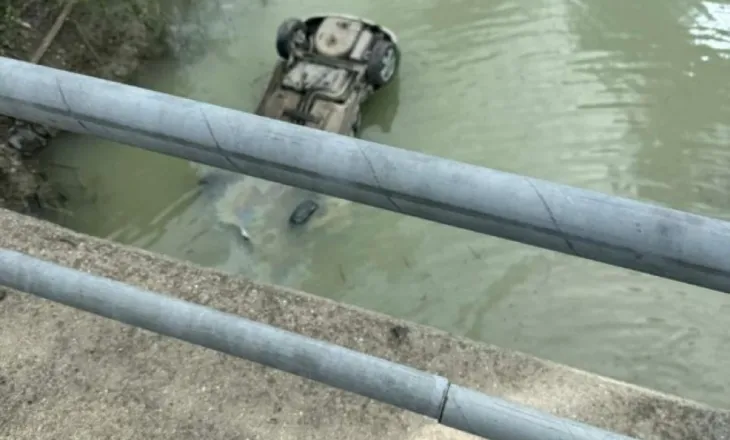 Aksident i frikshëm në Gramsh/ Makina bie nga ura dhe përfundon në liqen