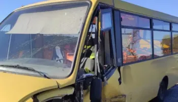 Aksident i frikshëm në Itali/ Autobusi i mbushur me fëmijë përplaset me një makinë, drejtuesi i mjetit në gjendje të rëndë