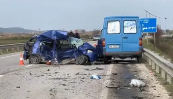 Aksident i rëndë në aksin Levan-Tepelenë, humb jetën 39-vjeçarja, plagosen 2 persona të tjerë