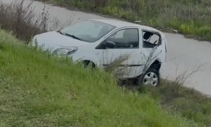 Aksident i rëndë në autostradën Vlorë-Fier, makina përfundon në kanal