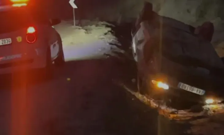 Aksident i rëndë në Rrugën e Arbrit/ Makina humb kontrollin del nga rruga dhe përfundon në kanal (Detaje)